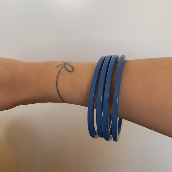 Set of four (4) | vintage (1950s/1960s) | blue plastic costume jewelry bangles - Picture 4 of 10